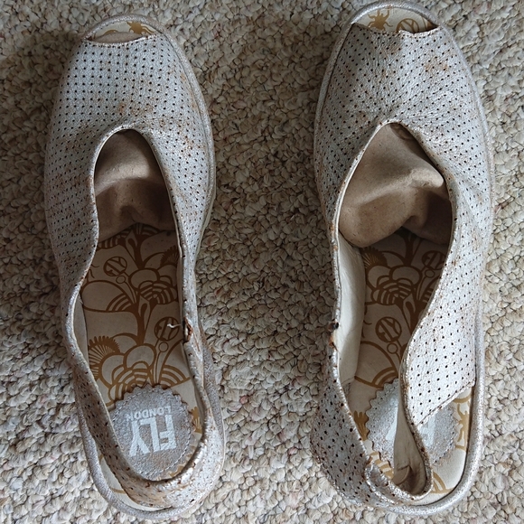 Fly London Yazu cool pearl Silver Perforated Leather Wedge size 9.5 - Picture 4 of 14